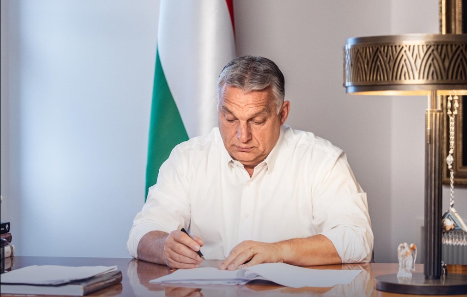 Орбан зафіксував ціни на пальне та окремі продукти до жовтня. Як реагує угорська економіка?