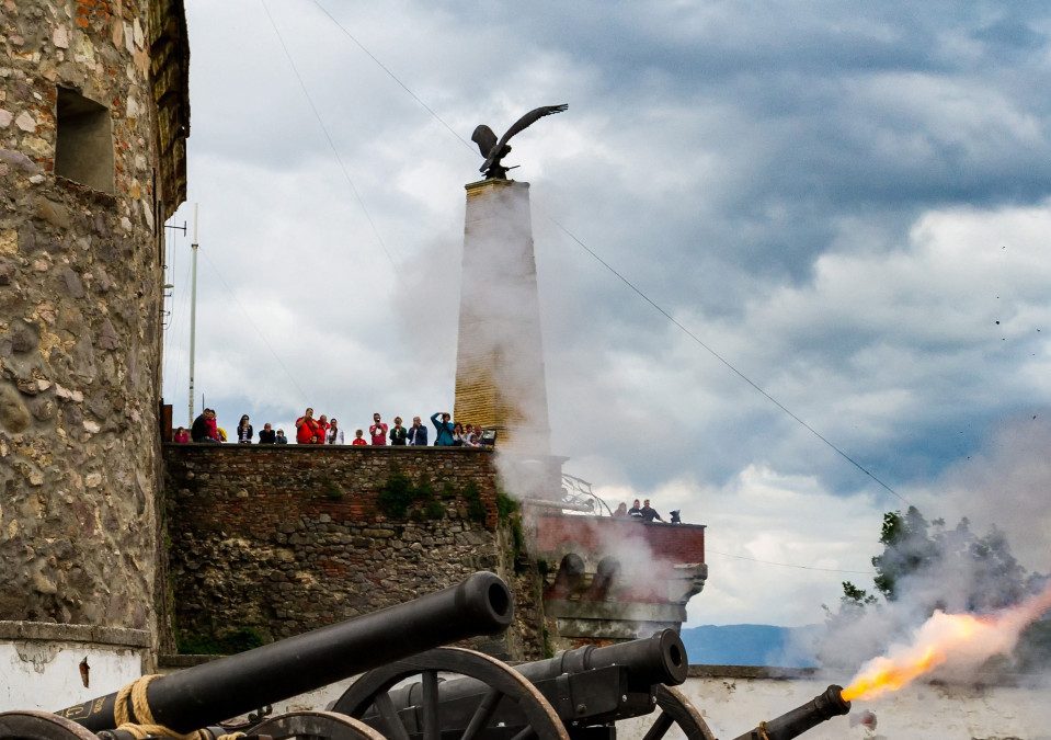 Чому Угорщина захищає статую турула на замку в Закарпатті?