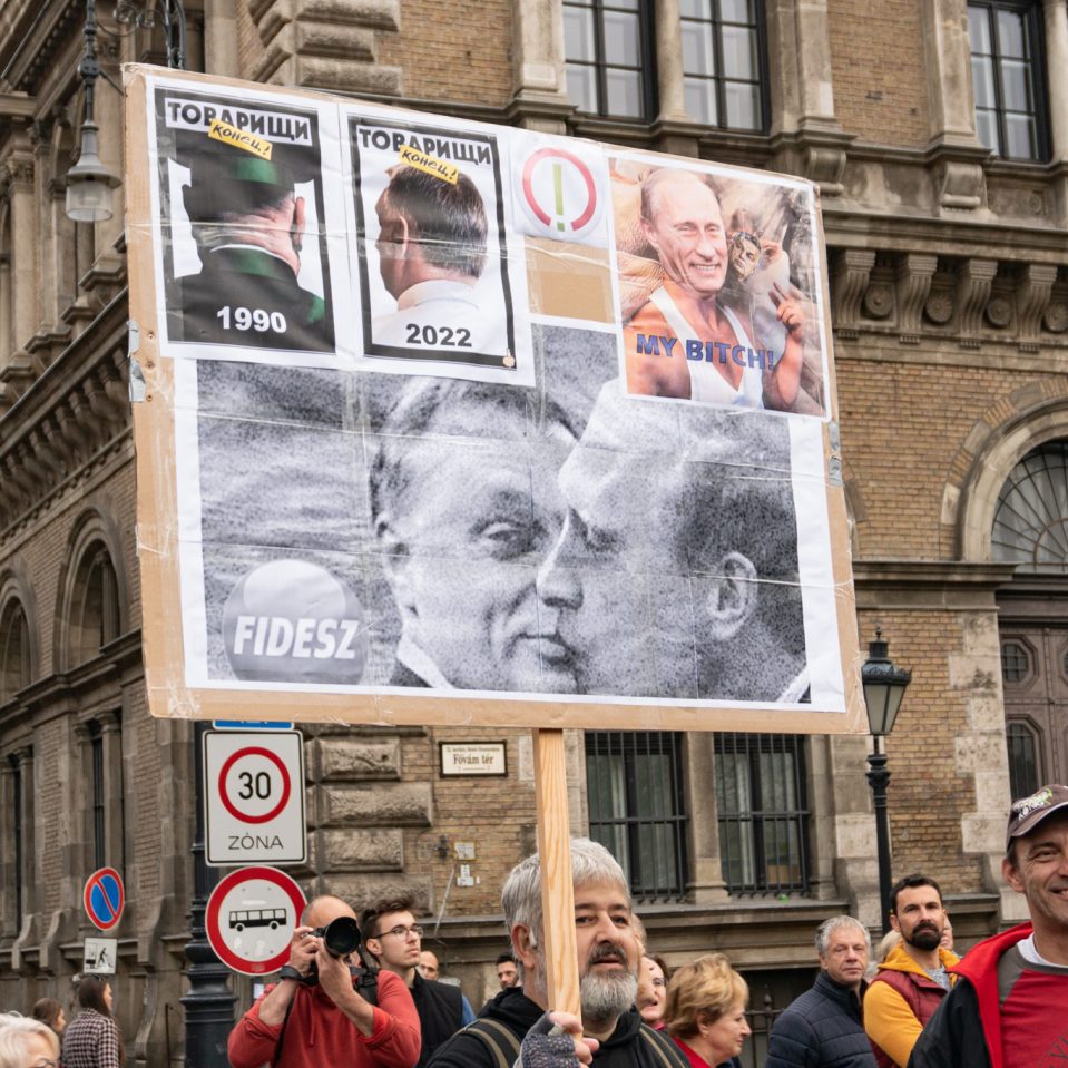Підвищення зарплати і припинення залякувань: У Будапешті пройшла багатотисячна демонстрація солідарності з вчителями
