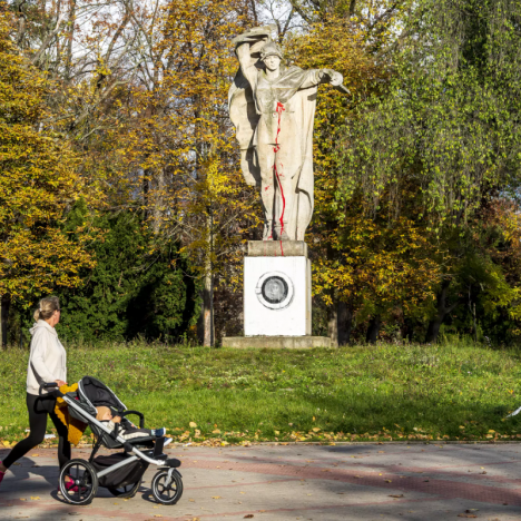 Курйоз дня: у Чехії скульптуру червоноармійця перетворили на пам’ятник окупанту з пральною машинкою