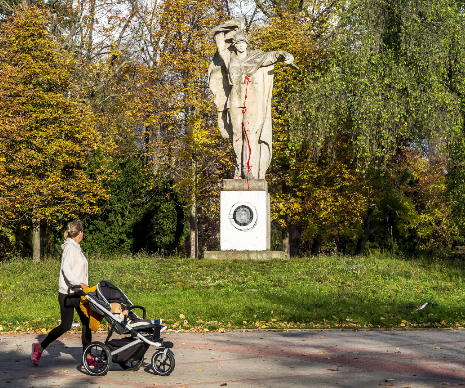 Курйоз дня: у Чехії скульптуру червоноармійця перетворили на пам’ятник окупанту з пральною машинкою