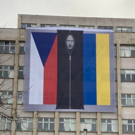 Фото дня: на будівлі МВС у Чехії “повісили” Путіна у поліетиленовому пакеті