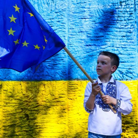 Попри важкість війни: 89% українців вірять у майбутнє України, а 92% хочуть вступу до ЄС