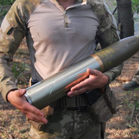 Від розміновувачів до артилерії: словаки та чехи збирають кошти на артилерійські снаряди для України